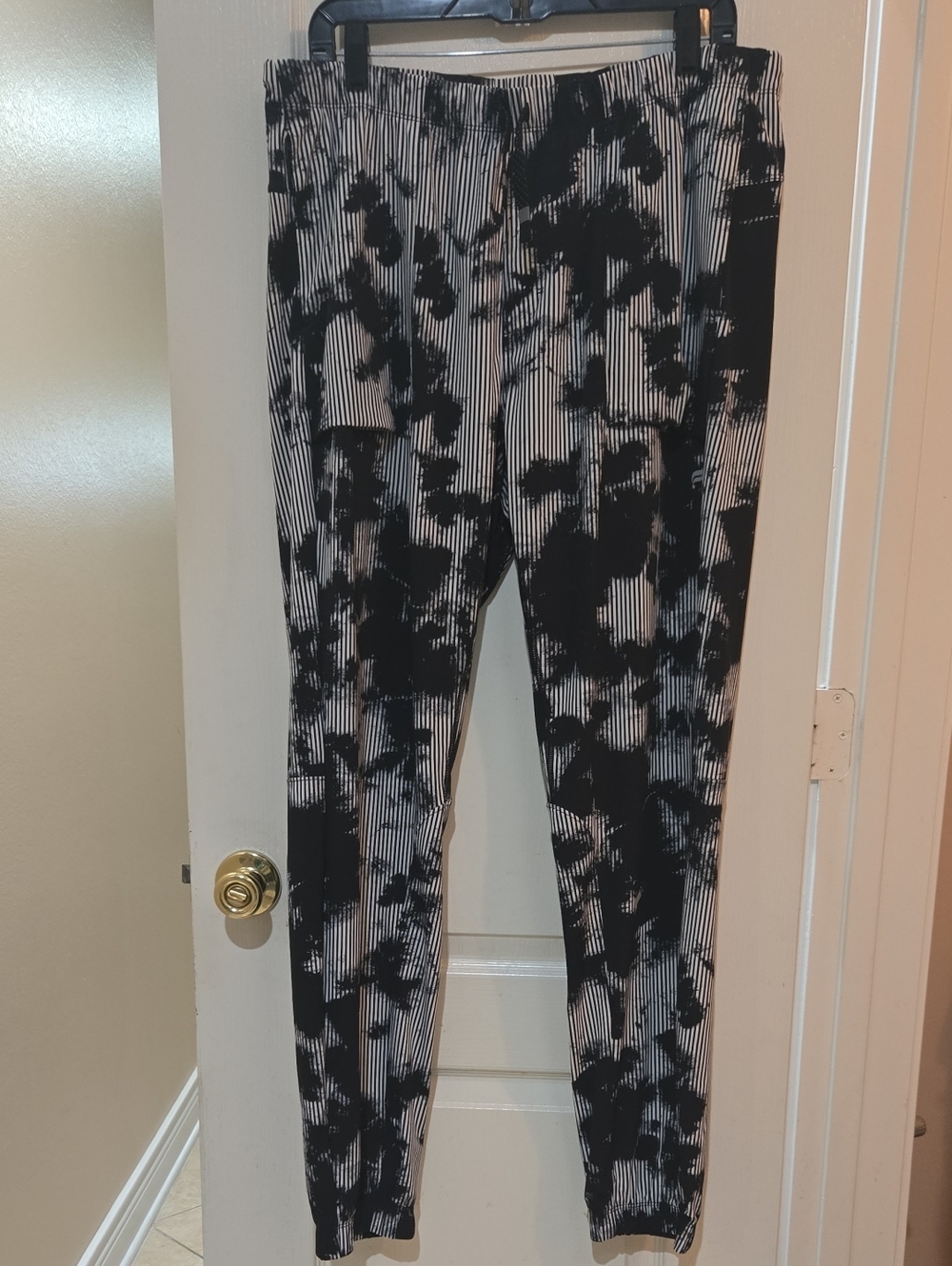 Fabletics The One Jogger Mens XL Lightweight Phone Pocket Stretch Towel Loop